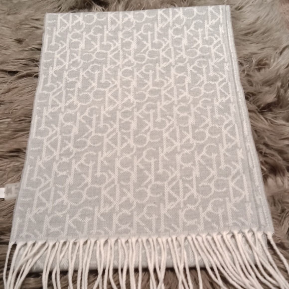 Calvin Klein scarf - Picture 7 of 8